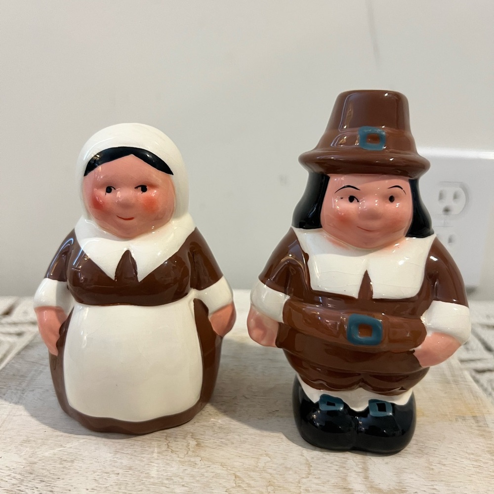 1999 Publix Charming Pilgrim Figurine Set - Brown and White